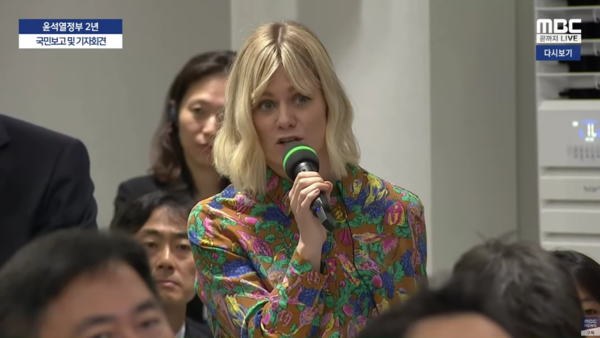 9일 열린 윤석열 대통령 기자회견에서 대통령에게 '추가질문(꼬리질문)'을 하고 있는 BBC 기자. MBC 뉴스데스크 유튜브 화면 갈무리.