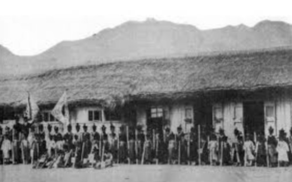 만주에 세워진 신흥무관학교 모습. 초가 지붕의 초라한 건물에다가 교사와 학생들의 복장도 남루하지만 의기만큼은 하늘을 찔렀다. [우당기념관 제공]