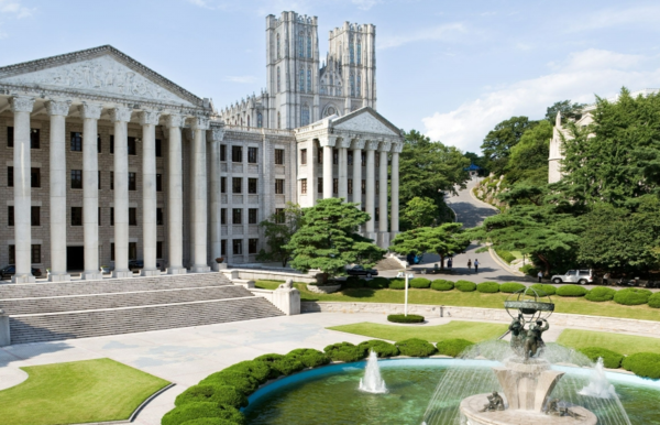 오늘날의 경희대 캠퍼스. 그리스 신고전주의 양식의 본관 건물 앞에 분수대가 꾸며져 있고, 뒤편에는 고딕 양식으로 지어진 평화의 전당이 들어서 있다. [경희대 제공]