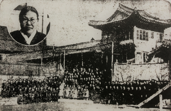 조선일보 1934년 2월 11일자에 실린 근화여학교 사진. 지금 덕성여중고가 들어선 안국동 교사 앞에서 교직원과 학생들이 기념촬영을 했다. 왼쪽 위의 인물이 차미리사. [덕성여대 제공]