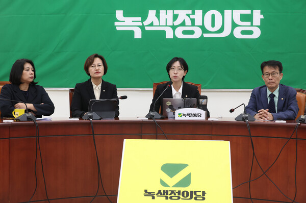 16일 국회에서 열린 녹색정의당 회의에서 장혜영 원내대표 직무대행이 발언을 하고 있다. 2024.4.16. 연합뉴스
