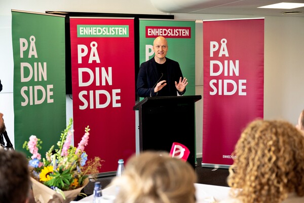 덴마크 적녹동맹(Red-Green Alliance)의 정치 대변인 펠레 드라그스테드가 지난 4일 코펜하겐에서 열린 당 연례 회의에서 연설하고 있다. 2024.5.4. EPA 연합뉴스