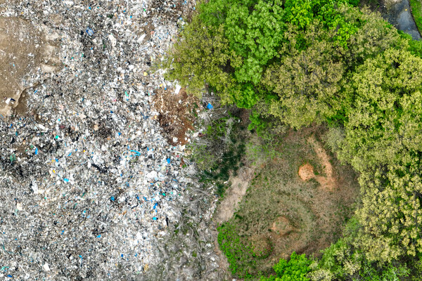 기로에 선 지구. 지구의날을 하루 앞둔 21일 오후 인천의 한 야산에 쓰레기들이 녹색 숲을 먹어가 듯 쌓여있다. 2024.4.21. 연합뉴스