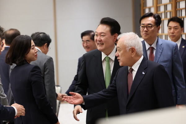 윤석열 대통령이 13일 서울 용산 대통령실 청사에서 열린 국민통합위원회 2기 성과보고회에 김한길 위원장과 함께 입장하고 있다. 2024. 05.13. 연합뉴스