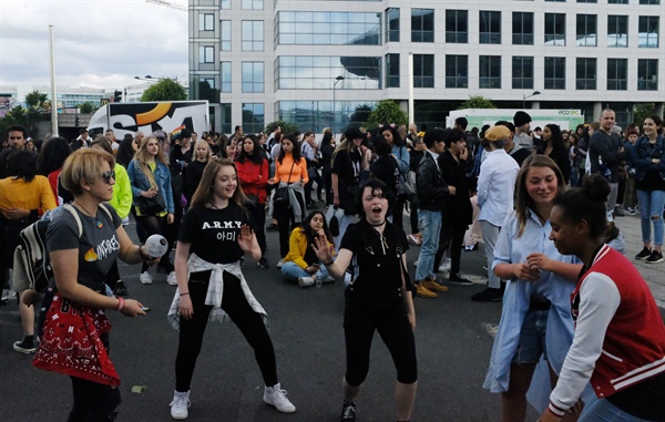 지난 6월 8일, 프랑스 파리 근교의 한 경기장 앞에서 BTS 공연을 기다리며 춤을 추는 BTS의 '아미'들.  연합뉴스