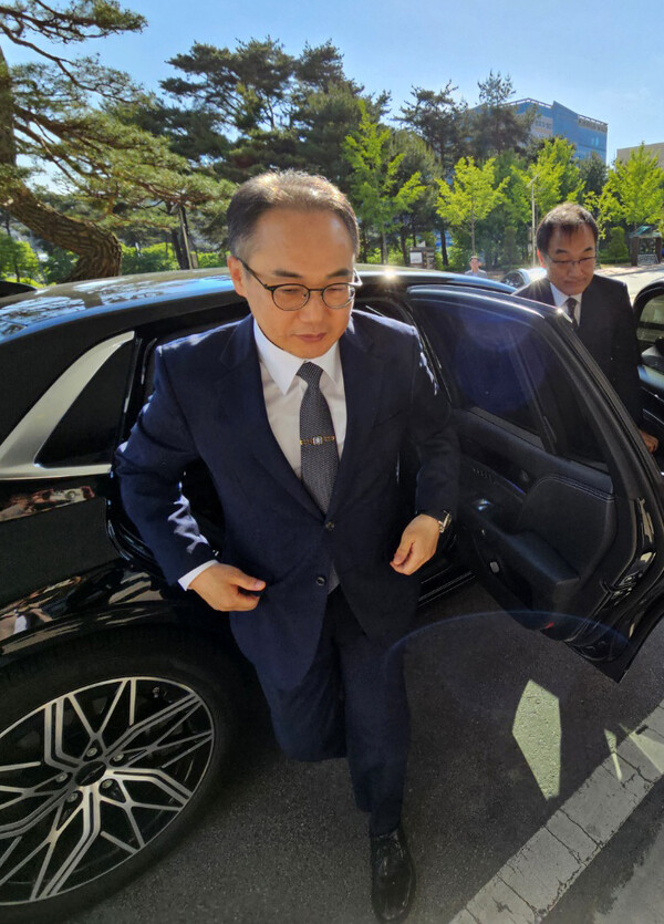 윤석열 대통령 부인 김건희 여사의 명품가방 수수 의혹과 도이치모터스 주가조작 의혹 수사를 지휘하는 서울중앙지검장을 전격 교체하는 법무부 인사가 단행된 가운데 13일 춘천지방검찰청 원주지청을 방문한 이원석 검찰총장이 인사와 관련한 기자의 질문에 묵묵부답으로 일관하며 청사 안으로 들어서고 있다. 2024.5.13. 연합뉴스