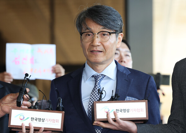 윤석열 대통령 부인 김건희 여사에게 명품 가방 등을 건냈던 최재영 목사가 13일 오전 소환조사를 위해 서울 서초구 서울중앙지방검찰청에 들어서며 취재진 질문에 답하고 있다. 2024.5.13. 연합뉴스