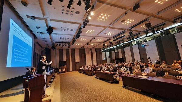 8일 서울 중구 한국프레스센터에서 열린 시민의회 국제심포지엄에서 민 르샹 교수가 벨기에의 시민의회 경험을 발표하고 있다. 시민의회입법추진100인위원회 제공
