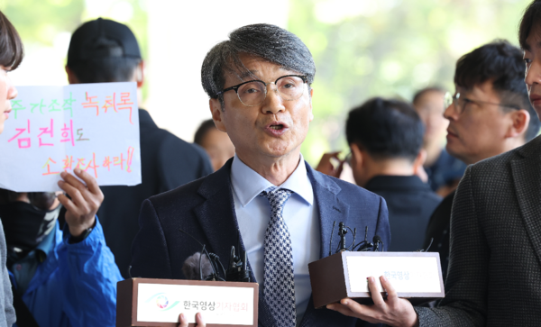 최재영 목사가 5월13일 오전 소환조사를 위해 서울 서초구 서울중앙지방검찰청에 들어서며 취재진 질문에 답하고 있다. 연합뉴스