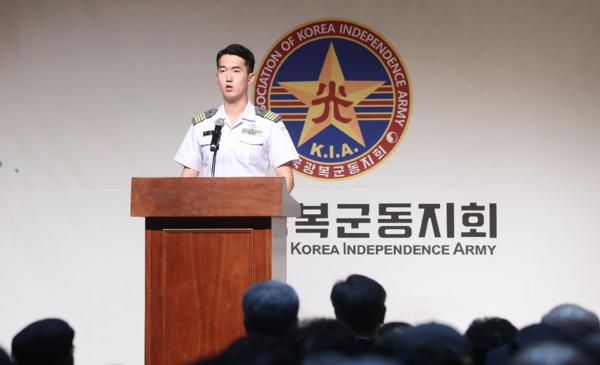 문재인 정부 때인 지난 2019년 9월 17일 서울 용산구 백범김구기념관에서 열린 '한국광복군 창군 제79주년 기념식'에서 유재우 육군사관학교 생도 대표가 광복군 선언문을 낭독하고 있다. 연합뉴스.