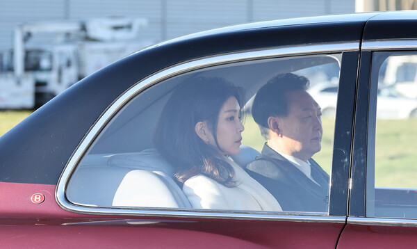 영국 국빈 방문을 마친 윤석열 대통령과 부인 김건희 여사가 23일(현지시간) 런던 스탠스테드 국제공항에서 프랑스 파리로 향하는 공군 1호기 탑승을 위해 의전차량을 타고 공항에 도착하고 있다. 2023.11.23. 연합뉴스