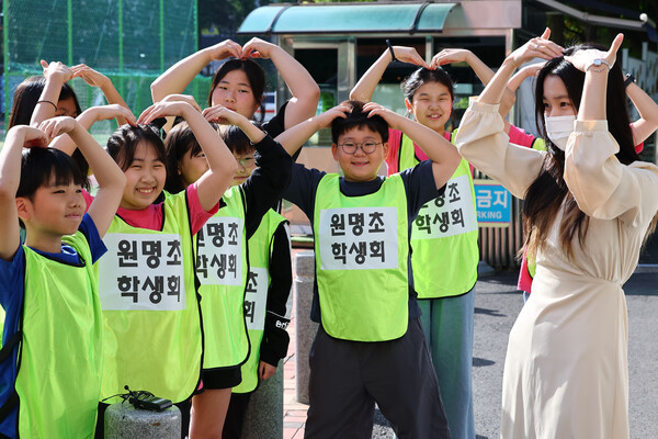 스승의날을 하루 앞둔 14일 오전 서울 서초구 원명초등학교에서 학생들이 선생님들에게 하트를 그리고 있다. 2024.5.14 연합뉴스