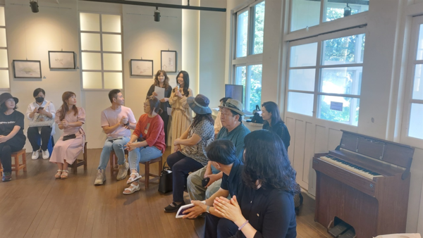 1993년 제주도 한림읍 명월국민학교가 폐교되자, 동네 청년들이 카페와 진시공간으로 꾸몄는데 풍금은 창가에 남겨두었다. © 이봉수