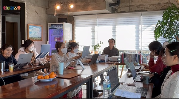 제주 성산읍에 설립한 한미리스쿨에서 수강료는 물론 한 달 숙식 무료인 초집중언론인 양성과정을 만든 것은 아버지의 영향인 듯하다. © 고지우