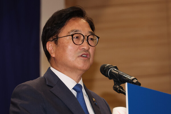 더불어민주당 국회의장 후보로 선출된 우원식 의원이 16일 오전 국회 의원회관에서 열린 제22대 전반기 국회의장단 후보 선출을 위한 당선자 총회에서 수락 연설을 하고 있다. 2024.5.16. 연합뉴스