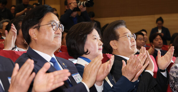 더불어민주당 국회의장 후보 경선에 나선 우원식(왼쪽), 추미애 후보가 16일 오전 국회 의원회관에서 열린 제22대 전반기 국회의장단 후보 선출을 위한 당선자 총회에 자리하고 있다. 오른쪽은 이재명 대표. 2024.5.16. 연합뉴스