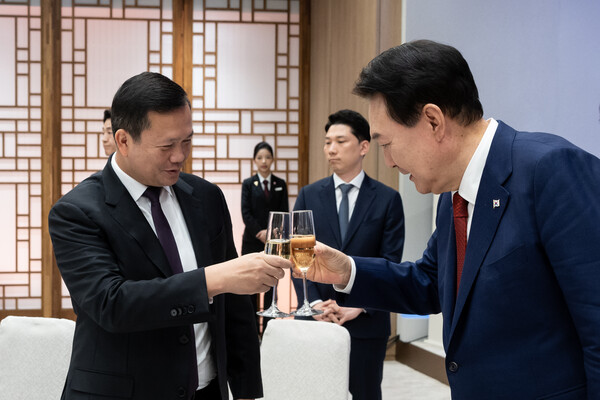 윤석열 대통령이 16일 서울 용산 대통령실 청사에서 열린 한·캄보디아 공식 오찬에 참석해 훈 마넷 캄보디아 총리와 건배를 하고 있다. 2024.5.16 [대통령실 제공. 재판매 및 DB 금지] 연합뉴스