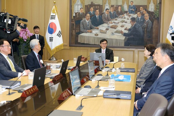 이창용 한국은행 총재가 12일 서울 중구 한국은행에서 열린 금융통화위원회를 주재하고 있다. 2024.4.12. 연합뉴스