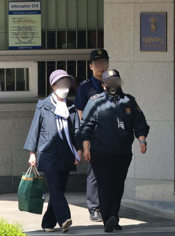 통장 잔고 증명서 위조 혐의 등으로 작년 7월 징역 1년을 선고받고 복역 중이던 윤석열 대통령의 장모 최은순 씨가 14일 오전 가석방 돼 서울동부구치소를 나서고 있다. 2024.5.14 [공동취재] 여론조사