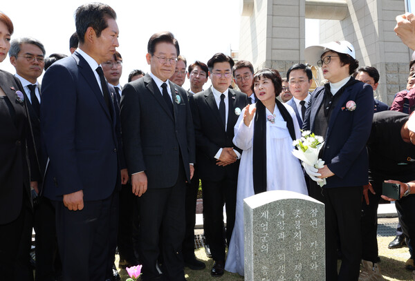 제44주년 5·18 민주화운동 기념식이 열린 18일 광주 북구 국립 5·18 민주묘지에서 더불어민주당 이재명 대표 등 지도부가 유족 및 피해 당사자에게 당시 참혹했던 상황을 전해듣고 있다. 2024.5.18. 연합뉴스