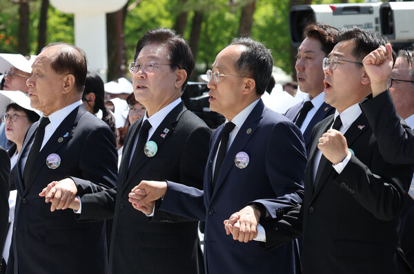 국민의힘 황우여 비상대책위원장(왼쪽부터), 더불어민주당 이재명 대표, 국민의힘 추경호 원내대표, 더불어민주당 박찬대 원내대표가 18일 광주시 북구 국립5·18민주묘지에서 열린 제44주년 5·18민주화운동 기념식에서 손을 맞잡고 '님을 위한 행진곡'을 제창하고 있다. 2024.5.18 [대통령실통신사진기자단] 연합뉴스