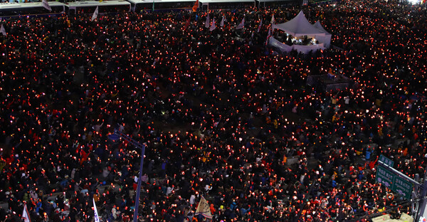 서울 광화문에서 열린 2016년 촛불집회 현장 속 시민들의 모습. 2016.12.29 연합뉴스