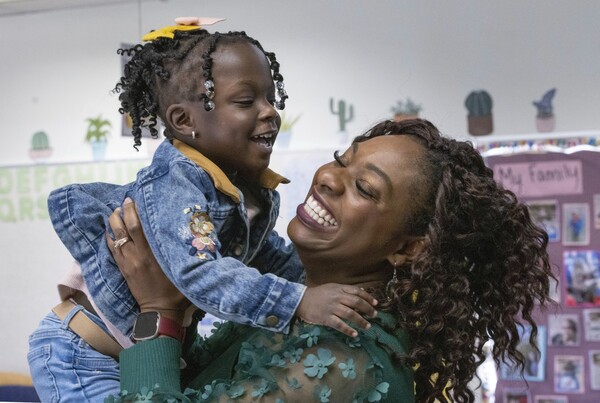 지난 3월 26일 워싱턴 주 오번에 있는 조기 학습센터 교실에서 두 살배기 딸을 안고 웃고 있는 어머니 자네타 자타. 워싱턴 주는 가족들이 보육 서비스를 이용할 수 있도록 더 많은 노력을 기울이고 있지만, 큰 격차가 남아 있다. 2024.3.26. AP 연합뉴스