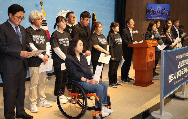 더불어민주당 박주민 의원과 전세사기 피해자 등이 8일 오후 국회 소통관에서 기자회견을 열고 전세사기특별법 개정안 21대 국회 통과를 촉구하고 있다. 2024. 05.08. 연합뉴스