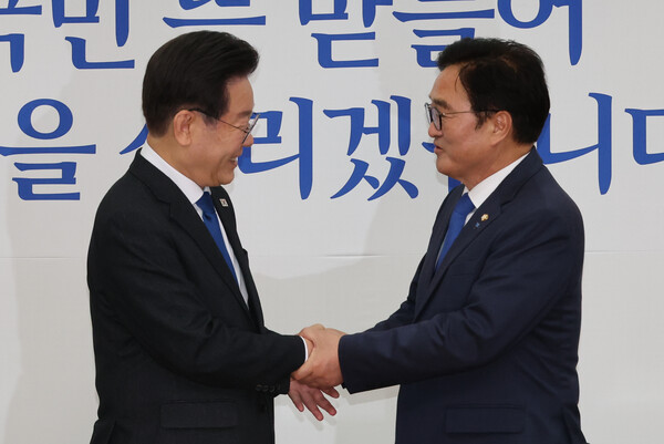 더불어민주당 이재명 대표(왼쪽)가 16일 오후 서울 여의도 국회 당대표실에서 이날 국회의장 후보로 선출된 우원식 의원을 만나 악수하고 있다. 2024.5.16. 연합뉴스