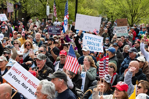 미국 매사추세츠주 보스턴에서 수백 명의 시민이 월경,  불법이민자 보호도시, 불법 이민자와 체류자를 위한 주택 제공 중단을 촉구하는 집회를 열고 있다. 이들은 조 바이든 행정부에 이민자에 앞서 퇴역 군인들을 먼저 신경쓰라고 주장하고 있다. 2024. 05. 04 [AFP=연합뉴스]