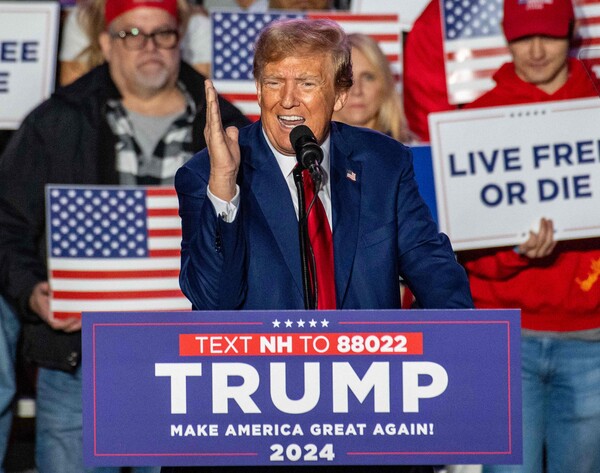 미국 공화당의 유력 대선주자인 도널드 트럼프 전 대통령이 지난 16일(현지시간) 뉴햄프셔주 더럼에서 열린 선거 유세에서 연설하고 있다. 트럼프 전 대통령은 이날 이민자가 "우리나라의 피를 오염시킨다"며 혐오성 발언을 쏟아냈다. 2023.12.18. AFP 연합뉴스