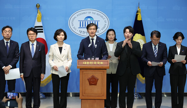 조국혁신당 조국 대표가 21일 서울 영등포구 국회에서 '3특검 3국조' 관련 기자회견을 하고 있다. 2024.5.21. 연합뉴스