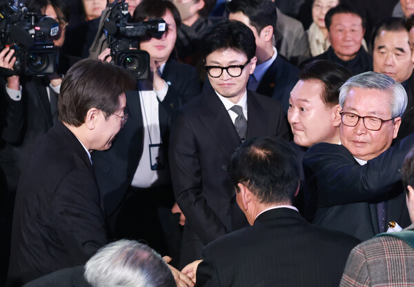 윤석열 대통령이 1일 서울 중구 유관순 기념관에서 열린 제105주년 3.1절 기념식에서 퇴장하며 더불어민주당 이재명 대표와 악수하고 있다. 가운데는 국민의힘 한동훈 비상대책위원장. 2024.3.1. 연합뉴스