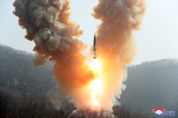 북한은 지난 18∼19일 김정은 국무위원장이 딸 '주애'와 함께 참관한 가운데 전술핵운용부대들의 '핵반격 가상 종합전술훈련'을 진행했다고 조선중앙통신이 20일 보도했다. 2023. 3. 20. 연합뉴스