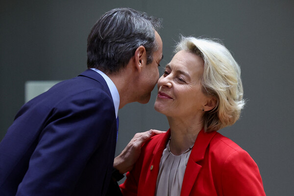 그리스 총리 키리아코스 미초타키스와 우르술라 폰 데어 라이엔 유럽연합 집행위원장이 지난 4월 17일 벨기에 브뤼셀에서 열린 비공식 유럽연합 지도자 정상회담에서 인사하고 있다. 2024.4.17. 로이터 연합뉴스