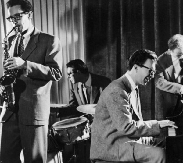 '테이크 파이브(Take Five)'로 잘 알려진 재즈 피아니스트 폴 데스몬드.