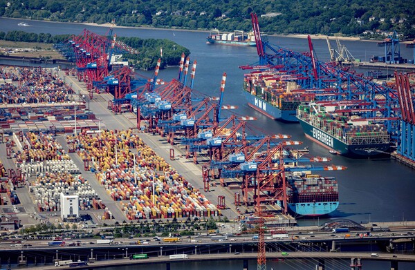 독일 함부르크 항국에 적재돼 있는 컨테이너들.  2024. 05. 14 [AFP=연합뉴스]
