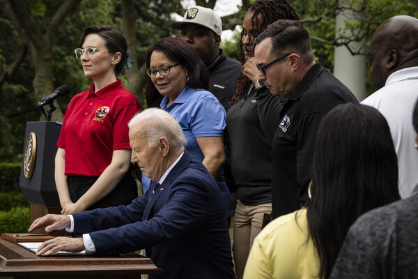  조 바이든 미국 대통령이 워싱턴D.C. 백악관 로즈가든에서 철강노동자들이 지켜보는 가운데 관세 부과 문건에 서명하고 있다.  2024. 05.14 [EPA=연합뉴스]