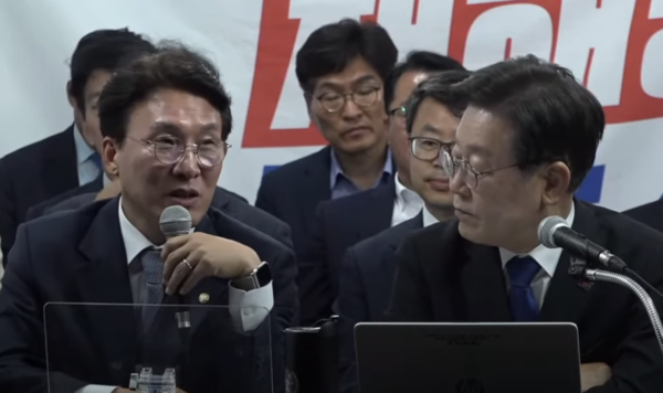 21일 오후 7시부터 국회 본관 앞 농성장에서 열린 '해병대원 특검법, 민주당의 갈 길' 당원 난상토론에서 김민석 의원이 이재명 대표 옆에 앉아 발언하고 있다. 오마이TV 생중계 화면 갈무리