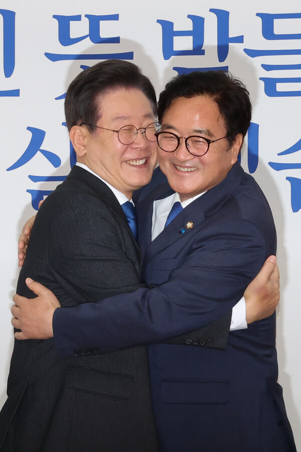 더불어민주당 이재명 대표(왼쪽)가 16일 오후 서울 여의도 국회 당대표실에서 이날 국회의장 후보로 선출된 우원식 의원을 만나 포옹하고 있다. 2024.5.16. 연합뉴스