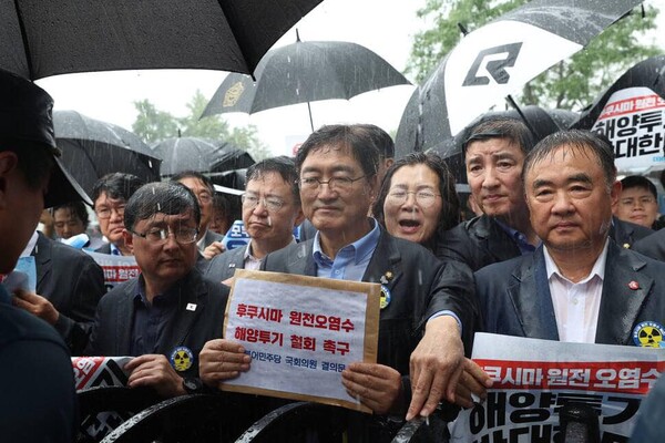 우원식 의원(가운데)을 비롯한 더불어민주당 의원 30여 명이 22일 서울 일본대사관 앞에서 문전박대를 당하자 폭우를 맞으며 경찰과 대치하고 있다. 왼쪽은 김성환 의원. 2023.8.23. 이해식 의원 페이스북