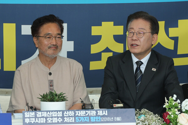 더불어민주당 이재명 대표가 10일 오전 국회 본청 앞에서 일본의 후쿠시마 오염수 방류 철회를 촉구하며 15일째 단식 농성 중인 우원식 의원을 찾아 대화를 나누고 있다. 2023.7.10. 연합뉴스