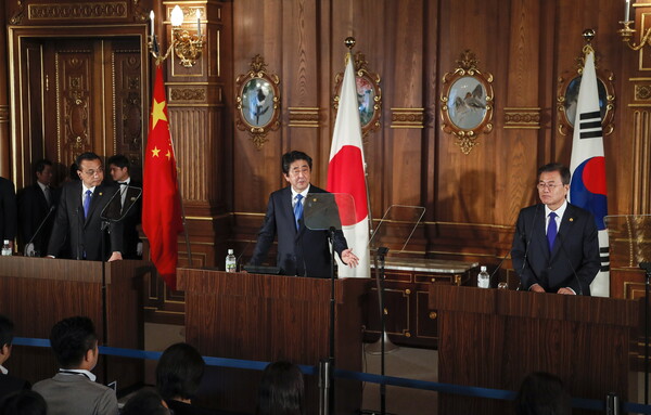 2018년 1월 9일 일본 도쿄에서 열린 제7차 한중일 정상회의 3국 정상은 최초로 '남북정상회담 관련 특별성명'을 채택했다. 사진은 정상회의 공동 기자회견을 하고 있는 리커창 중국 총리, 아베 신조 일본 총리, 문재인 대통령. (왼쪽부터)  2018.1.9. EPA 연합뉴스 