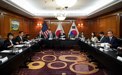 조태열 외교장관(오른쪽 첫 번째)이 지난 2월 22일 주요 20개국(G20) 외교장관 회의가 열린 브라질 리우데자네이루에서 토니 블링컨 미국 국무장관(가운데)과 가미카와 요코 일본 외무대신과 함께 취임 후 첫 한미일 외교장관 회의를 갖고 있다. 2024.2.22. 외교부 누리집 