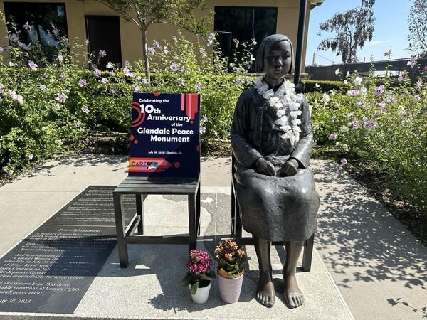 29일(현지시간) 미국 캘리포니아 로스앤젤레스(LA) 글렌데일시 레크리에이션센터(ARC)에서 평화의 소녀상 건립 10주년 기념식이 열리고 있다. 사진은 미국 캘리포니아주 로스앤젤레스(LA) 카운티의 글렌데일시 ARC 앞에 있는 평화의 소녀상 모습. 2023.7.30. 연합뉴스