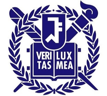 서울대 문장(紋章). 원 모양의 월계관은 학문의 전당인 서울대를 뜻하며 X자 모양으로 교차한 펜과 횃불은 지식 탐구를 통해 겨레의 길을 밝히겠다는 의지를 나타낸다. 위에는 국립서울대의 머리글자(ㄱ, ㅅ, ㄷ)를 형상화한 교표를 배치했고 아래 펼쳐진 책에는 라틴어 교훈인 ‘VERITAS LUX MEA(진리는 나의 빛)’가 적혀 있다.