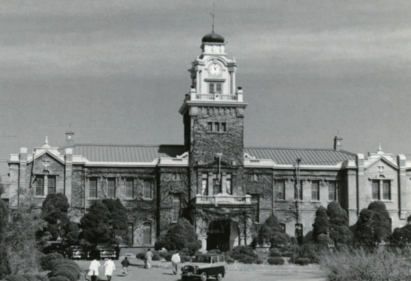 1947년에 찍은 서울대병원 부속병원 본관 건물. 1908년 대한의원 건물로 세워졌다가 조선총독부의원을 거쳐 경성제국대 부속병원이 됐고 지금은 의학박물관으로 꾸며졌다. 서울대 제공