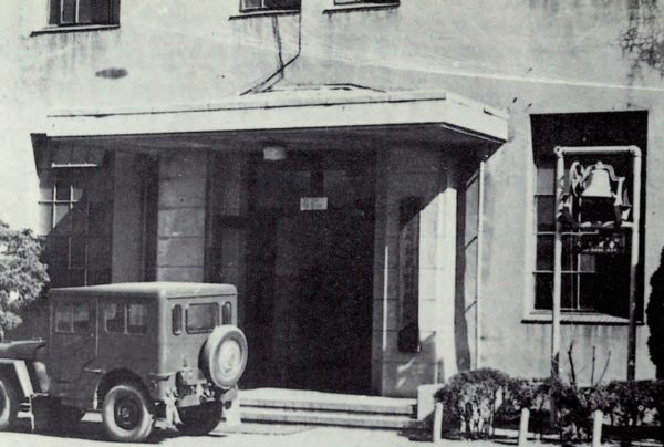 동숭동의 법과대 건물과 정의의 종. 1958년 개교 10주년을 기념해 동창회에서 기증한 이 종은 관악캠펴스 법과대 건물 안에 설치돼 있다. 서울대