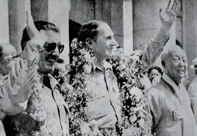 1948년 8월 10일 제2회 졸업식에서 명예박사 학위를 받은 맥아더 장군(가운데)과 하지 장군(왼쪽). 이듬해 세 번째로 명예박사 학위를 받는 이승만 대통령의 모습이 보인다. 서울대