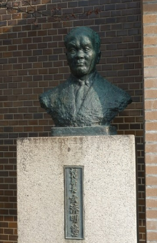 1961년 제작된 현제명 흉상. 음대 건물 입구에 설치돼 있다. 서울대